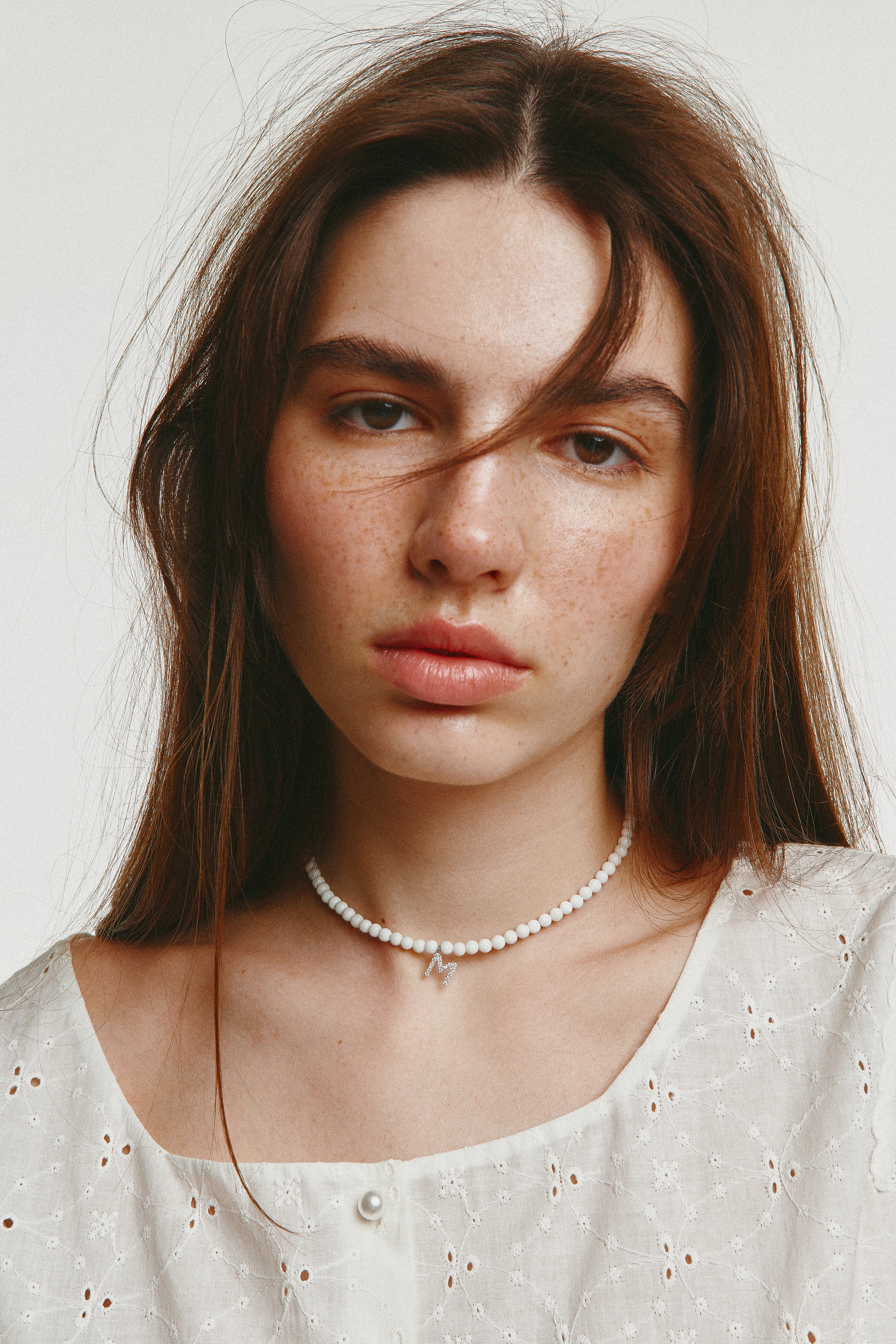 tridacna choker with white gold diamond letter