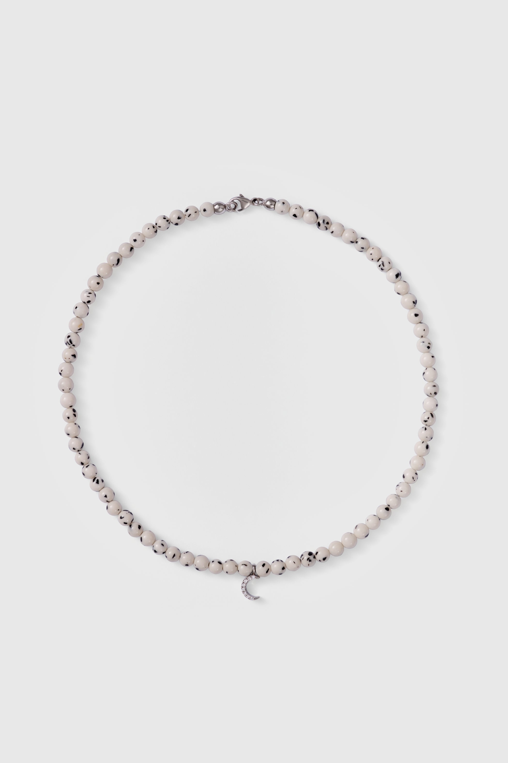 чокер із далматинського нефриту з великим діамантовим місяцем із білого золота