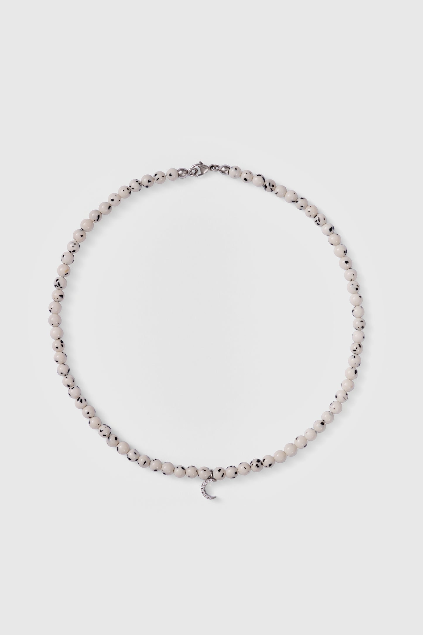 чокер із далматинського нефриту з великим діамантовим місяцем із білого золота