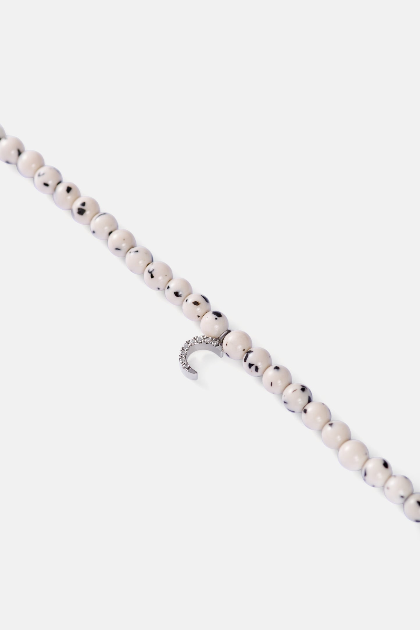 чокер із далматинського нефриту з великим діамантовим місяцем із білого золота